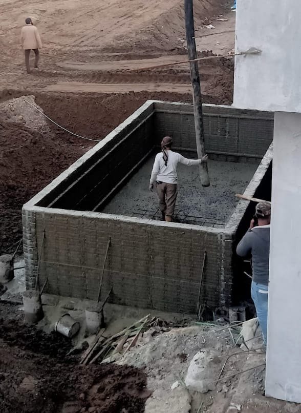 On-site pouring of a swimming pool concrete shell