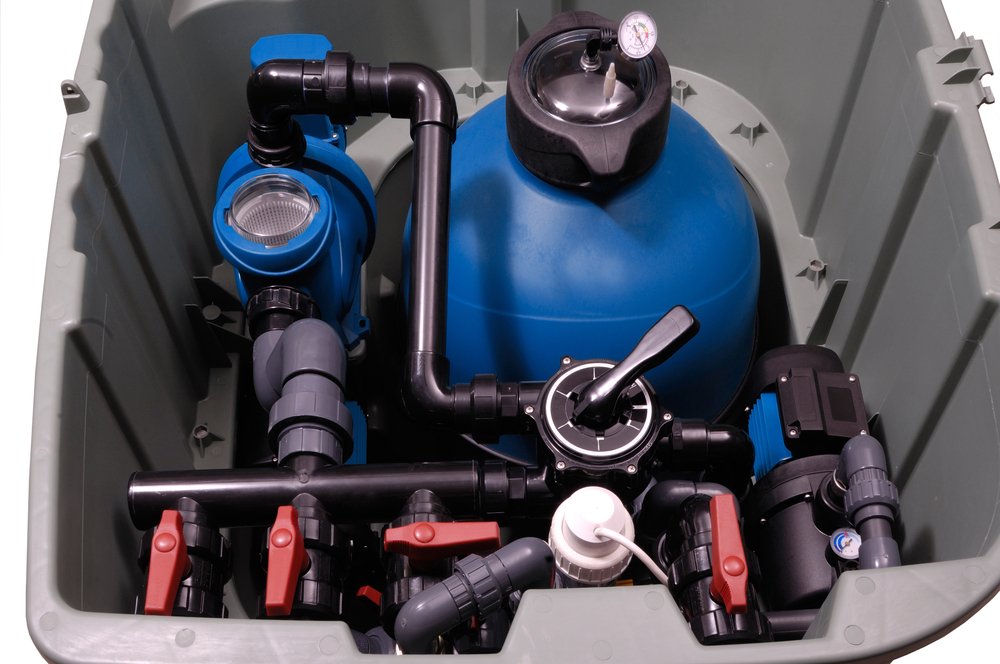 Compact swimming pool filtration unit with pump and sand filter