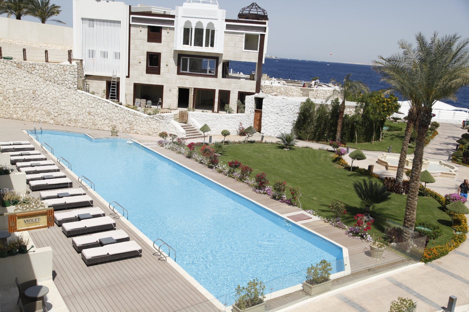 Public and hospitality swimming pool