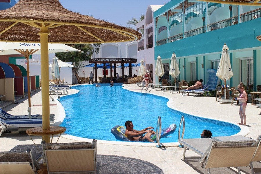 Public and hospitality swimming pool