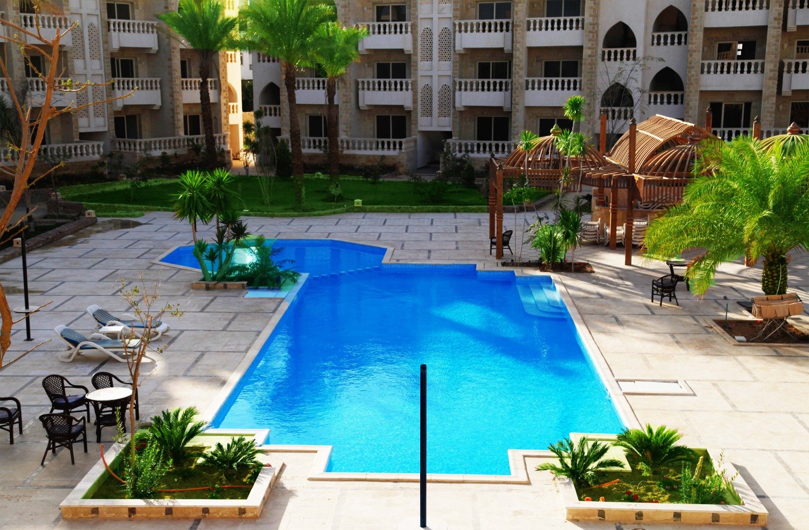 Public and hospitality swimming pool
