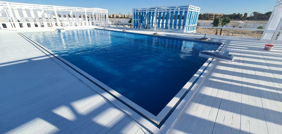 Public and hospitality swimming pool