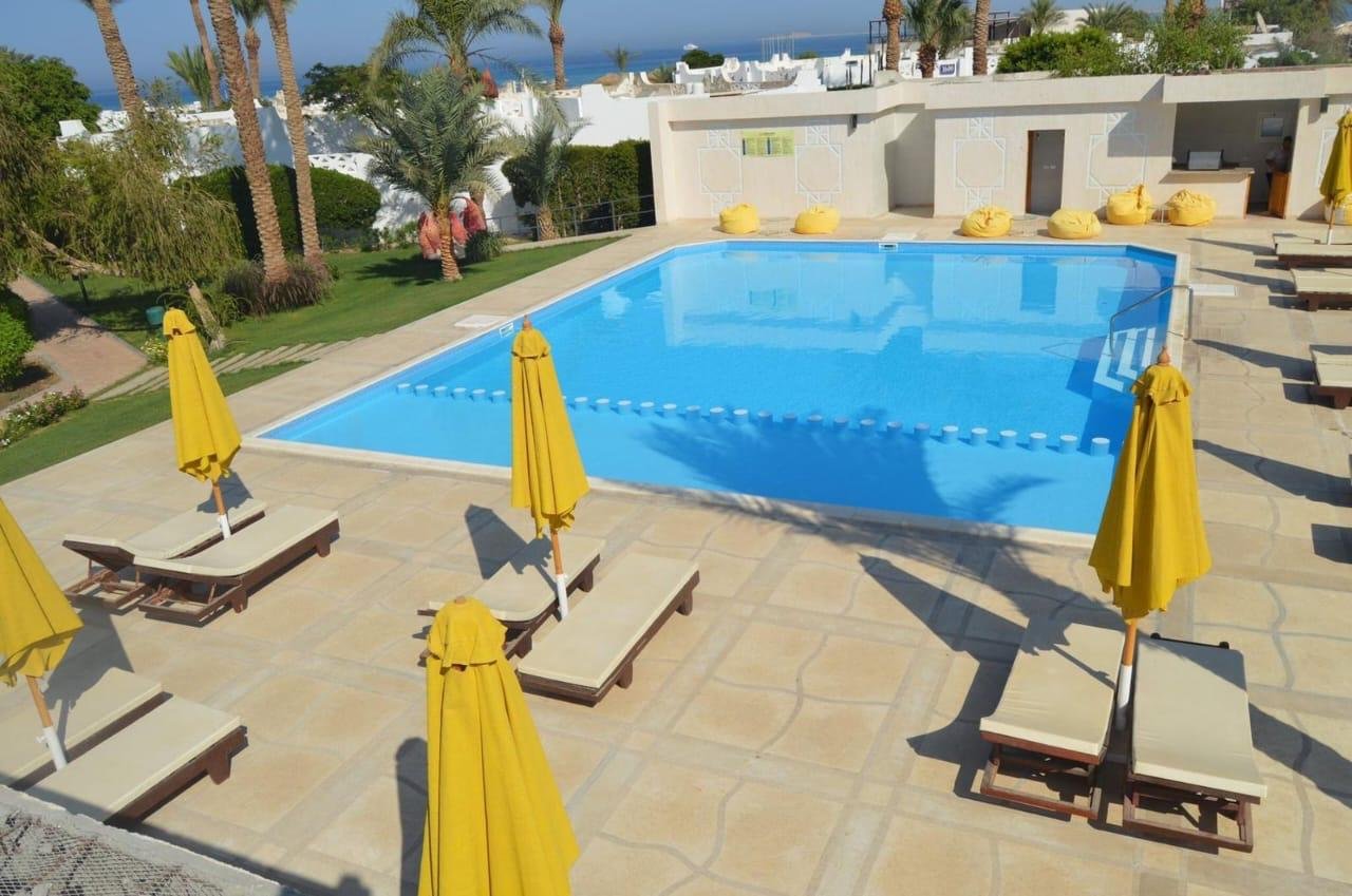 Public and hospitality swimming pool